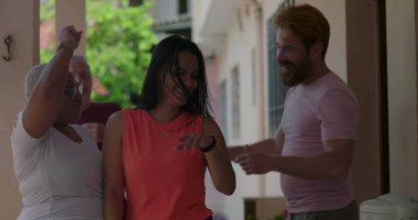 Çeşitli insan grupları dans ve kahkahalarla açık havada toplanıp eğleniyorlar. Çoklu kültürel bağ ve neşeli bir bağ sergiliyorlar.