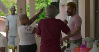 Bir grup arkadaş, açık havada coşkuyla el kaldırıyor ve dans ediyor. Neşeli ve rahat bir atmosferde dostluğu ve bağlantıyı kutluyorlar.