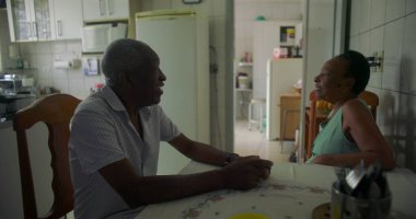 Bir yemek masasında oturan yaşlı bir çift Afrika kökenli düşünceli ve sakin bir sohbete dalıyorlar. Bağlantı kuruyorlar, aile hayatı yaşıyorlar ve günlük aile anlarını yaşıyorlar.