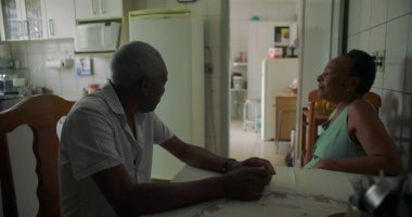 Bir yemek masasında oturan yaşlı bir çift Afrika kökenli düşünceli ve sakin bir sohbete dalıyorlar. Bağlantı kuruyorlar, aile hayatı yaşıyorlar ve günlük aile anlarını yaşıyorlar.