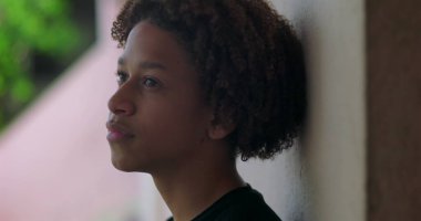 Afrika kökenli, kıvırcık saçlı, derin düşüncelere dalmış, derin düşüncelere dalmış, barışçıl ifade, yansıma, düşünce, maneviyat, gençlik, düşünceli duraksama, doğal sakinlik...