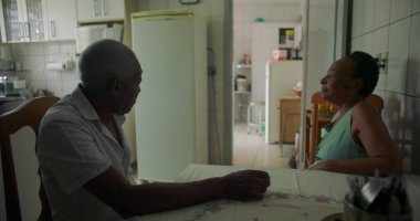 Bir yemek masasında oturan yaşlı bir çift Afrika kökenli düşünceli ve sakin bir sohbete dalıyorlar. Bağlantı kuruyorlar, aile hayatı yaşıyorlar ve günlük aile anlarını yaşıyorlar.