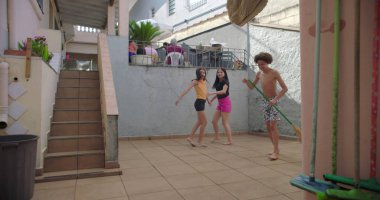 Çocuklar dışarıda birlikte oynuyorlar, zıplıyorlar ve gülüyorlar, kaygısız çocukluk anlarından zevk alıyorlar, enerji, eğlence, aktif çocuklar, aile bağları, güneş altında eğlenceli zamanlar.