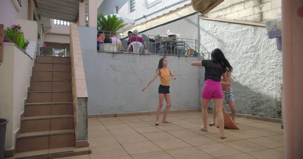 Çocuklar dışarıda birlikte oynuyorlar, zıplıyorlar ve gülüyorlar, kaygısız çocukluk anlarından zevk alıyorlar, enerji, eğlence, aktif çocuklar, aile bağları, güneş altında eğlenceli zamanlar.