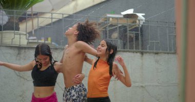 Suyun altında oynayan, kahkaha atan ve bir çember halinde el ele tutuşan, farklı etnik kökenlere sahip gülümseyen çocuklar, kaygısız neşe ve coşkulu yaz eğlenceleri yakalıyorlar.