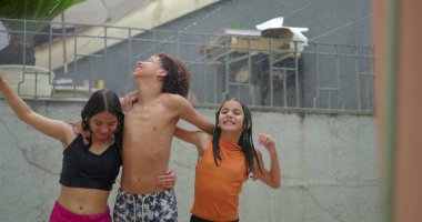 Suyun altında oynayan, kahkaha atan ve bir çember halinde el ele tutuşan, farklı etnik kökenlere sahip gülümseyen çocuklar, kaygısız neşe ve coşkulu yaz eğlenceleri yakalıyorlar.