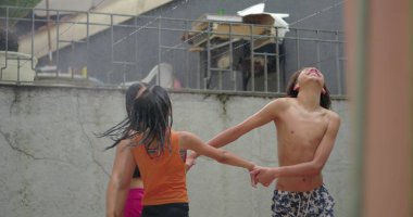 Çeşitli geçmişlere sahip bir grup mutlu çocuk su altında gülüyor ve el ele tutuşuyor, rahatlatıcı yaz aktivitelerinin neşeli ve kaygısız anlarını kutluyorlar.