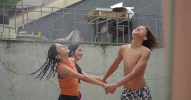 Çeşitli geçmişlere sahip bir grup mutlu çocuk su altında gülüyor ve el ele tutuşuyor, rahatlatıcı yaz aktivitelerinin neşeli ve kaygısız anlarını kutluyorlar.