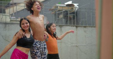 Suyun altında oynayan, kahkaha atan ve bir çember halinde el ele tutuşan, farklı etnik kökenlere sahip gülümseyen çocuklar, kaygısız neşe ve coşkulu yaz eğlenceleri yakalıyorlar.