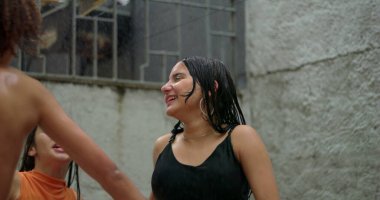 Gençler yağmurda el ele tutuşup gülüyorlar. Arkadaşlığı, birliği ve gençliği coşkuyla kutluyorlar. Kaygısız ve neşeli bir açık hava deneyimi.