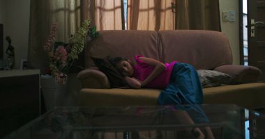 Kapalı bir koltukta uzanan genç kız, yalnızlığı ve duygusal uzaklığı somutlaştırıyor, çocukluk yalnızlığı, depresyon, zihinsel sağlık sorunları ve iç gözlem konularını yansıtıyor.