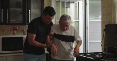 Oğlu, yaşlı babasına bunama ya da yaşla ilgili hastalıklarda yardım ediyor. Kapalı yerlerde yürüyor ve bir sandalyeye oturuyor. Dışarıdan mutfağa geçerken onlara bakıcılık ve destek sağlıyor.