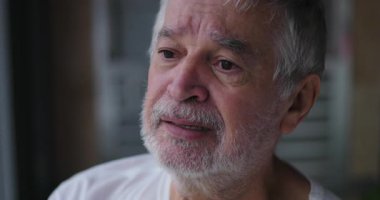 Yaşlı adam gözyaşları içinde, kederden ve kayıptan bunalmış, yalnızlığın dramatik tasviri, duygusal acı ve akıl hastalığının kapalı alandaki mücadelesi.