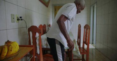 Yaşlı adam sandalyeden kalkar ve kararlılıkla yürür, direnç, bağımsızlık ve sonraki yaşamdaki günlük eylemlerin gücünü gösterir.