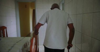 Yaşlı adam sandalyeden kalkar ve kararlılıkla yürür, direnç, bağımsızlık ve sonraki yaşamdaki günlük eylemlerin gücünü gösterir.