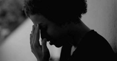 Kafasını duvara dayamış, umutsuzluk ve umutsuzluğu ifade eden, çocukluk depresyonu ve duygusal yalnızlık temalarını yansıtan Afrikalı Amerikalı bir çocuk.