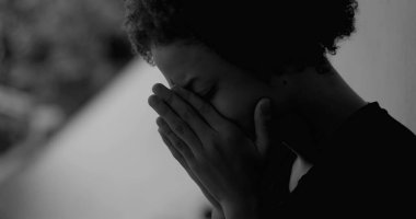 Kafasını duvara dayamış, umutsuzluk ve umutsuzluğu ifade eden, çocukluk depresyonu ve duygusal yalnızlık temalarını yansıtan Afrikalı Amerikalı bir çocuk.