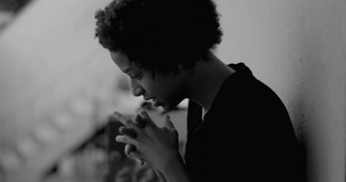 Afro-Amerikan çocuk duvara yaslanmış, yüzünü ellerle kaplamış, üzüntü ve yalnızlıkla boğulmuş, çocukluk bunalımını ve yalnızlığı simgeliyor.