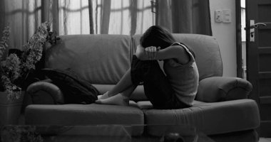 Koltuğa kıvrılmış, kafası kollarının üzerinde dinlenen genç bir kız, görünür bir şekilde içine kapanık ve soyutlanmış, çocukluk depresyonu, zihinsel hastalık, yalnızlık ve içgözlem temaları ifade ediyor.