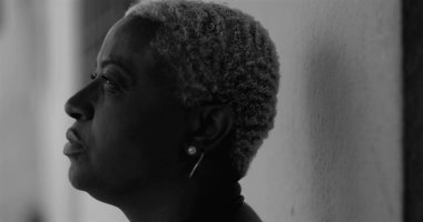 Afrika kökenli Amerikalı bir kadının derin duygusal karmaşa içinde yüzünü tek eliyle kapatması, üzüntü, pişmanlık, depresyon ve hassasiyet duygularını ifade etmesi, siyah beyaz