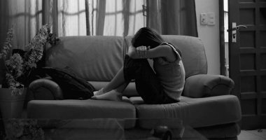 Koltuğa kıvrılmış, kafası kollarının üzerinde dinlenen genç bir kız, görünür bir şekilde içine kapanık ve soyutlanmış, çocukluk depresyonu, zihinsel hastalık, yalnızlık ve içgözlem temaları ifade ediyor.