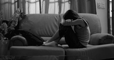 Koltuğa kıvrılmış, kafası kollarının üzerinde dinlenen genç bir kız, görünür bir şekilde içine kapanık ve soyutlanmış, çocukluk depresyonu, zihinsel hastalık, yalnızlık ve içgözlem temaları ifade ediyor.