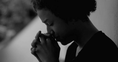 Kafasını duvara dayamış, umutsuzluk ve umutsuzluğu ifade eden, çocukluk depresyonu ve duygusal yalnızlık temalarını yansıtan Afrikalı Amerikalı bir çocuk.