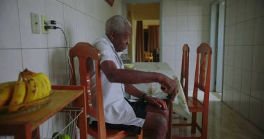 Yaşlı adam sandalyeden kalkar ve kararlılıkla yürür, direnç, bağımsızlık ve sonraki yaşamdaki günlük eylemlerin gücünü gösterir.