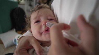 Bebek burun temizliği sırasında ağlar. Annelerin verdiği rahatsızlığı dindirir. Evde günlük ebeveynlik hassasiyetini ve duygusal gerçekçiliği tasvir eder..