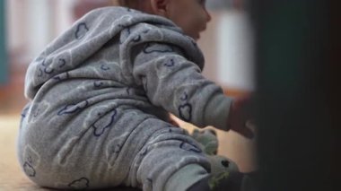 Bebek kabinede oturmuş, rahat pijamalarını giymiş, gün ışığında çevreyi keşfediyor. Erken denge ve farkındalık anı..