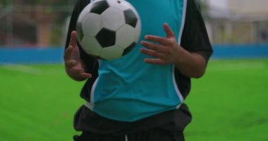 Futbol topunu sahada elden ele gezdiren bir adam futbol konseptini, kontrolü ve şehir dışındaki sporla olan bağlantısını simgeliyor.