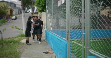 Bir grup İspanyol arkadaş, futbol sahasına kahkaha ve heyecanla giriyorlar. Keyif, dostluk, takım çalışması, açık hava eğlencesi ve otantik şehir enerjisi içeren sıradan bir oyun oynamaya hazırlar.