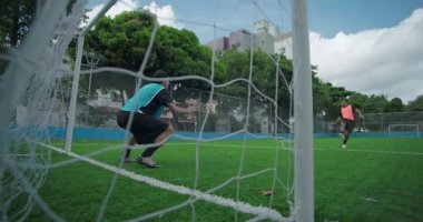 İspanyol kalecinin dostluk maçı, şehir sahasında rahatlamış, dinlendirici atmosferi olan skor ve takım çalışması sırasında kaydedemediği futbol topu ağlara çarpıyor.
