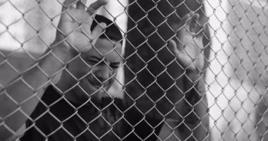 Latin Latin kökenli, Afrika kökenli grev çitleri öfke ve hüsran içinde duygusal çöküntü, gerilim ve güçlü siyah beyaz portrede iç karışıklığı ifade ediyor.