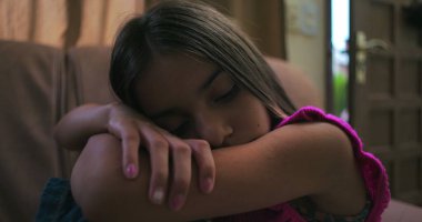 Genç kızın başını kollarının üzerinde dinlendirirken, gözleri kapalıyken, üzüntüsünü, yalnızlığını ve duygusal hassasiyetini aktarırken, çocukluk depresyonunu ve yalnızlığını simgeliyor.