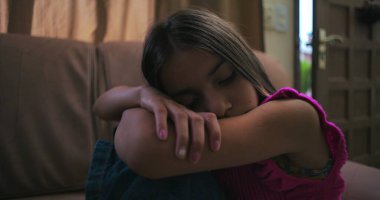 Genç kızın başını kollarının üzerinde dinlendirirken, gözleri kapalıyken, üzüntüsünü, yalnızlığını ve duygusal hassasiyetini aktarırken, çocukluk depresyonunu ve yalnızlığını simgeliyor.