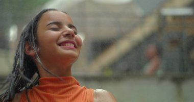 Suyun altında neşeli anların tadını çıkaran çocuk, dinamik bir şekilde hareket eden saçlar, canlı enerjiyi yakalayan, kaygısız neşe ve serinletici yaz eğlencesi.