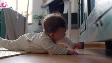 Şirin bebek çocuk evde yerde sürünüyor.