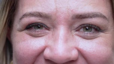 Yeşil Gözlerin Aşırı Kapanışı ve Gülümseyen Kadının Üst Yüzü, Yüzünün Detaylı Yüzü ve Neşeli Anlarda Görünür Gülen Çizgiler