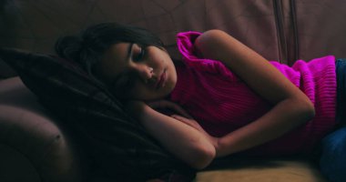 Kanepede uzanmış, kafası yastıkta dinleniyor, gözleri kapalı, yalnızlık, üzüntü, çocukluk bunalımı, ve sessiz bir ev ortamında duygusal hassasiyet temaları somutlaştırıyor.