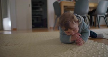 Bebek paspas destekleyici bedene elleriyle yaslanıyor, rahat ev ortamında yoğunlaşarak zemini keşfediyor, erken hareket, güç ve koordinasyon geliştirme kavramı