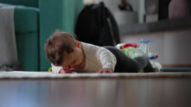 Bebek yerde yatarken gözlerini ovuşturuyor, oyun saatinden sonra yorgunluk belirtileri gösteriyor, hassas ve doğal bebek yorgunluğu ve ev ortamında sakinlik anı.