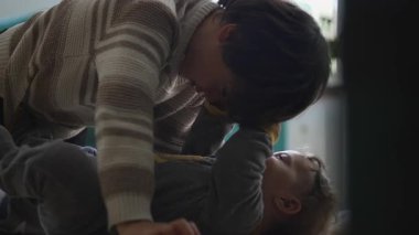 Bebek ağabeyi saçlarını çekerken yerde yüz yüze yatarlar. Kardeş yakınlığının özgün bir sahnesinde ince bir gerilim, merak ve şefkat yakalarlar..