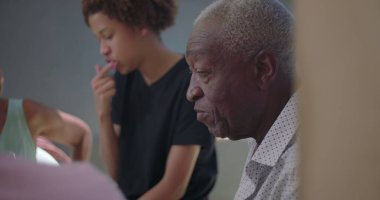 Dedem gülerken, dışarıda ailesiyle neşeli bir anı paylaşıyor. Sıradan bir toplantı sırasında çoklu nesiller arası bağ kuruyor. Yaşlı bir adam sohbetten, aile bağlarından hoşlanıyor.