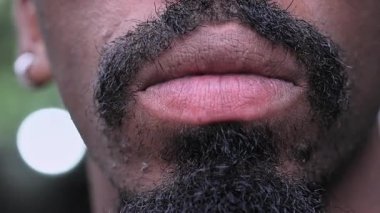 Siyah adamın Sakalı ve Dudakları Doğal Cilt Dokusunu Gösteriyor