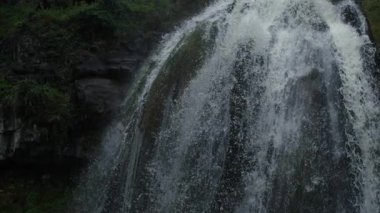 Uçurumun kenarından dökülen tropikal şelale gür bitki örtüsüyle çevrili, yüksek hızlı bir kamerayla ultra yavaş çekimde, düşen suyun ihtişamını ve hareketini gösteriyor.