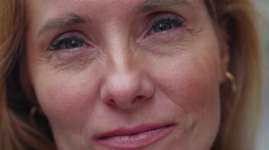 Orta yaşlı kadınların yüz, göz, burun ve ağız, doğal ışık, cilt detaylarını, duyguları ve insan dokusunu gerçekçilik ve sıcaklıkla gösteren aşırı yakın çekim görüntüleri..