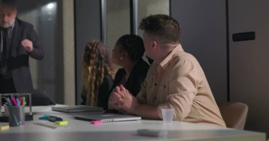 Ekip büyük ekranda veri analizini dinlerken, yönetim kurulu başkanının heyet odasında tutkulu bir sunumu var.