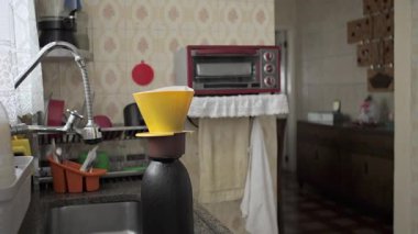 Sakin Sabah Programı sırasında Sessiz Ev Mutfağında Filtreyle Kahve Yapan Yaşlı Kadın