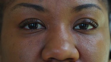 Makro, Afrikalı Amerikalı kadınların gözlerini kapat, sakin ve içsel ifade, gücü, kadınlığı ve duygusal derinliği ifade et..